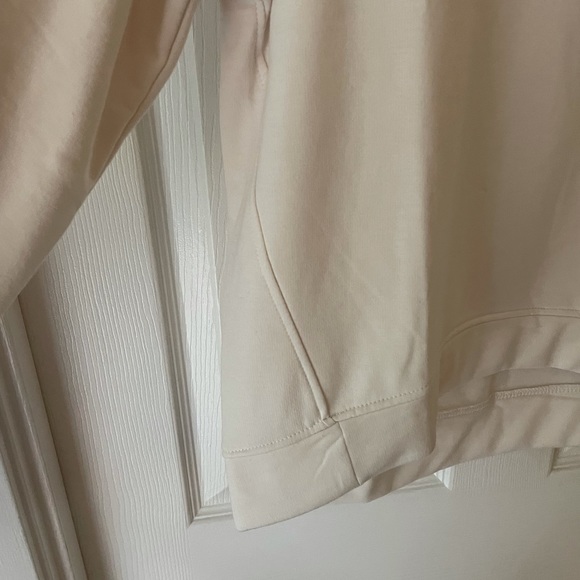 ♥️ RAE DUNN “Be Kind” Sweatshirt - Picture 6 of 6